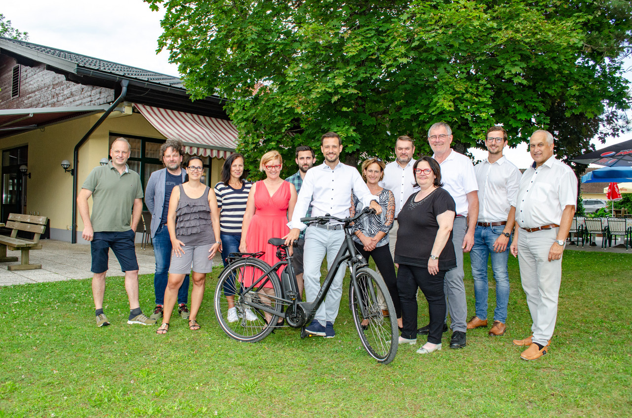 Die Drauradweg Wirte feierten mit LR Sebastian Schuschnig (Mitte) im Gasthof Plasch ihr 15-jähriges Bestehen.